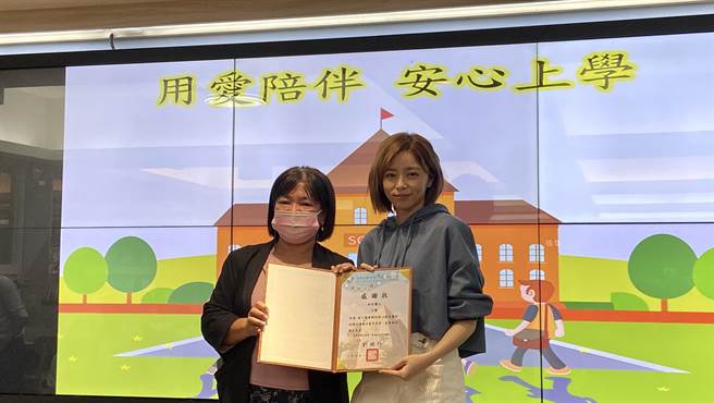宜蘭縣北成國小校長劉珀伶（左）頒發感謝狀給予王瞳（右）。（吳佩蓉攝）