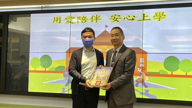宜蘭縣大隱國小校長何賢堯（左）頒發感謝狀給予瑞士釘公司總監程逸鏗（右）。（吳佩蓉攝）