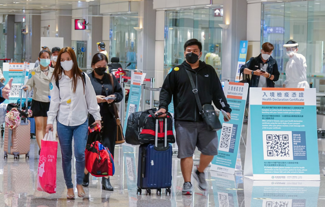 明起鬆綁邊境，取消入境3+4檢疫措施，改為0+7的自主防疫，國內專家評估，現階段台灣疫情仍處於高原期，比許多國家還要嚴重，此時外國人來台恐怕反而會增加染疫風險。（圖／示意圖，記者陳麒全攝影）
