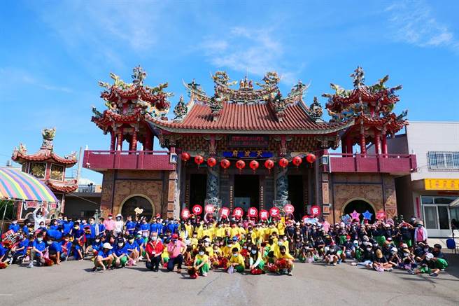 台中龍井區龍津國小師生12日舉辦「百人踩街賀龍津」活動，隊伍繞行到社區信仰中心－楊家「天波府」，獲得廟方熱情歡迎。（龍津國小提供／馮惠宜台中傳真）