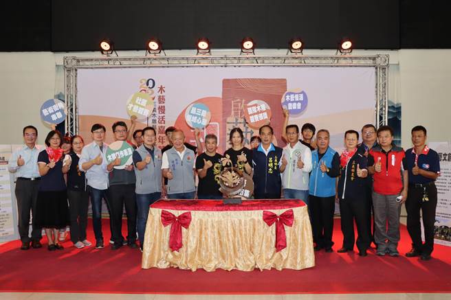 苗栗县长徐耀昌12日邀请民眾来苗栗感受三义木雕艺术之美、以及慢游山城的慢活乐趣。（苗栗县政府提供／李京升苗栗传真）