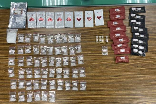 警方查獲大批安非他命及毒咖啡包等毒品。（翻攝照片／林郁平）