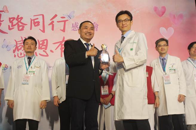 新北市长侯友宜颁奖给亚东医院团队，感谢他们无私奉献，守住新北疫情。 （陈慰慈摄）