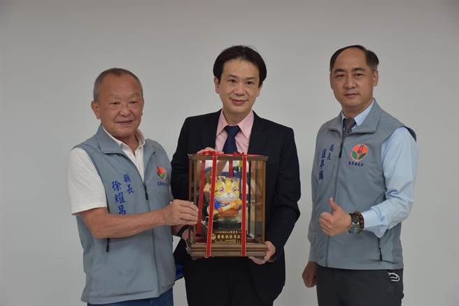 苗栗县长徐耀昌颁奖表扬大千医院医师陈连书。（谢明俊摄）