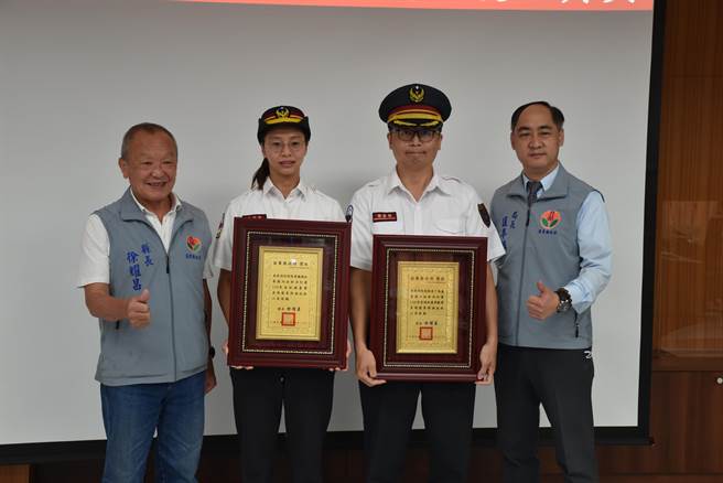 苗栗县长徐耀昌颁奖表扬救护精灵奖得主魏佩如（左2）、救护贡献奖丁英盛（右2）。（谢明俊摄）