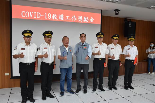 苗栗县长徐耀昌颁奖表扬5个消防分队执行火警抢救任务。（谢明俊摄）