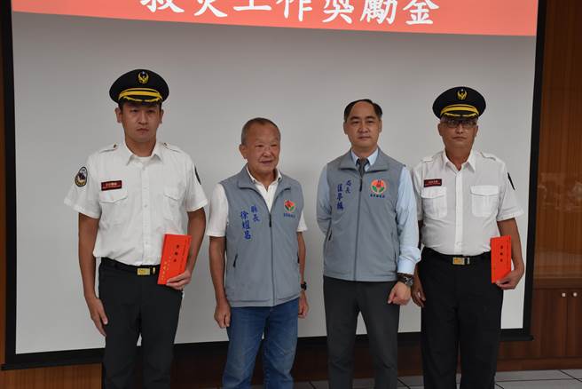 苗栗县长徐耀昌颁奖表扬泰安及狮潭等2个消防分队执行山区救援任务。（谢明俊摄）