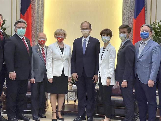 立法院長游錫堃12日接見加拿大眾議院國貿委員會主席暨加台議員友好協會會長史葛洛（Judy Sgro）訪問團。（蔡佩珈攝）