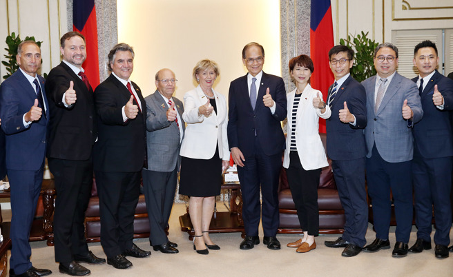 加拿大聯邦眾議院國貿委員會主席暨「加台國會議員友好協會」會長史葛洛（左五）訪問團一行人12日拜訪立法院長游錫堃（右五），並合影留念。（姚志平攝）