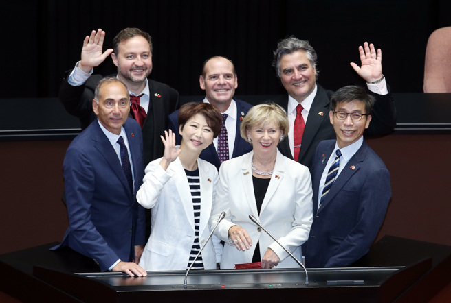 加拿大聯邦眾議院國貿委員會主席暨「加台國會議員友好協會」會長史葛洛（前排右二）訪問團一行人12日拜訪立法院，並到議場內參觀合影。（姚志平攝）