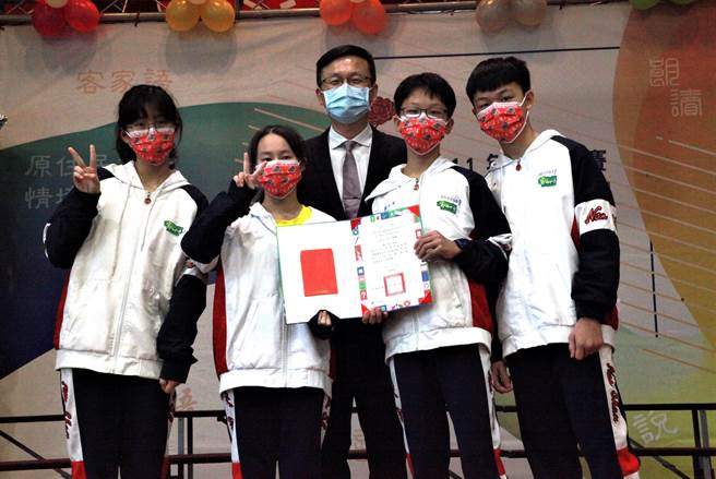 今年首次试办读者剧场竞赛，图为南山高中国中部学生荣获闽南语国中组第一名。(新北市教育局提供)