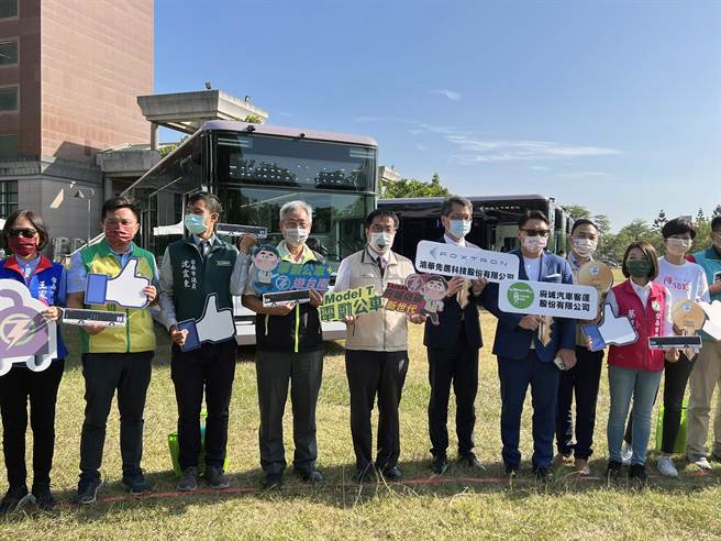 府城客运获中央补助5000万元购置的新型电动公车举行交车典礼。（洪荣志摄）