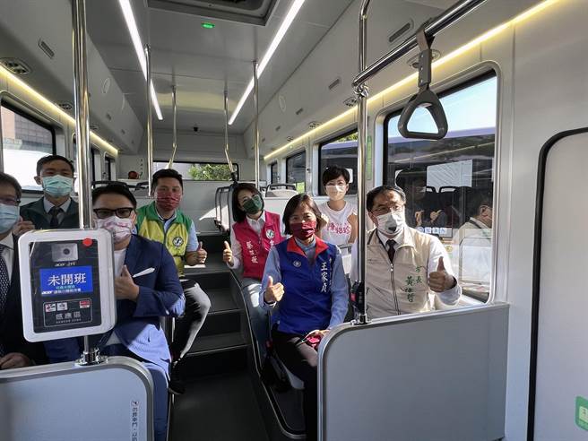 台南市长黄伟哲视察刚交车的新型电动公车。（洪荣志摄）