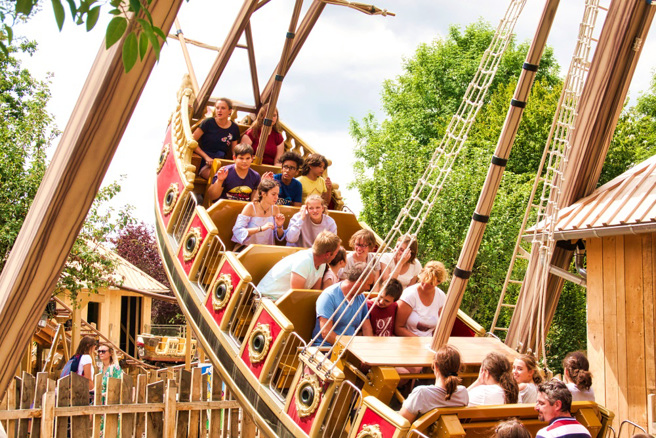 巴西一座露天遊樂園的海盜船在空中突然斷成2截，其中一半還垂直插入地面，嚇壞遊客。（資料照／shutterstock）