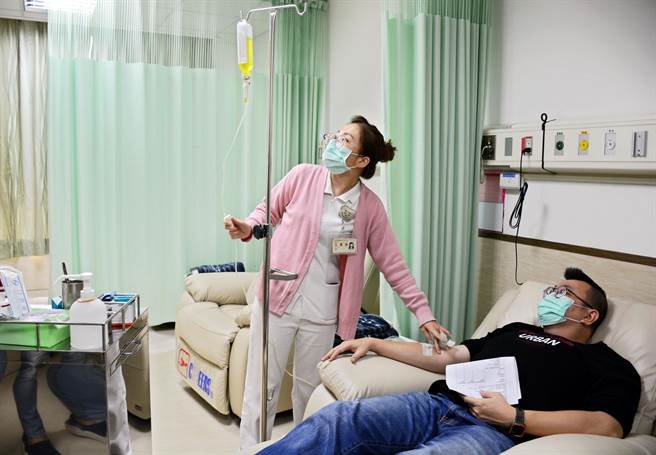 屏基临床发现，营养点滴有助癌友体重回升且倦怠感消失。图中非癌症患者。（林和生摄）