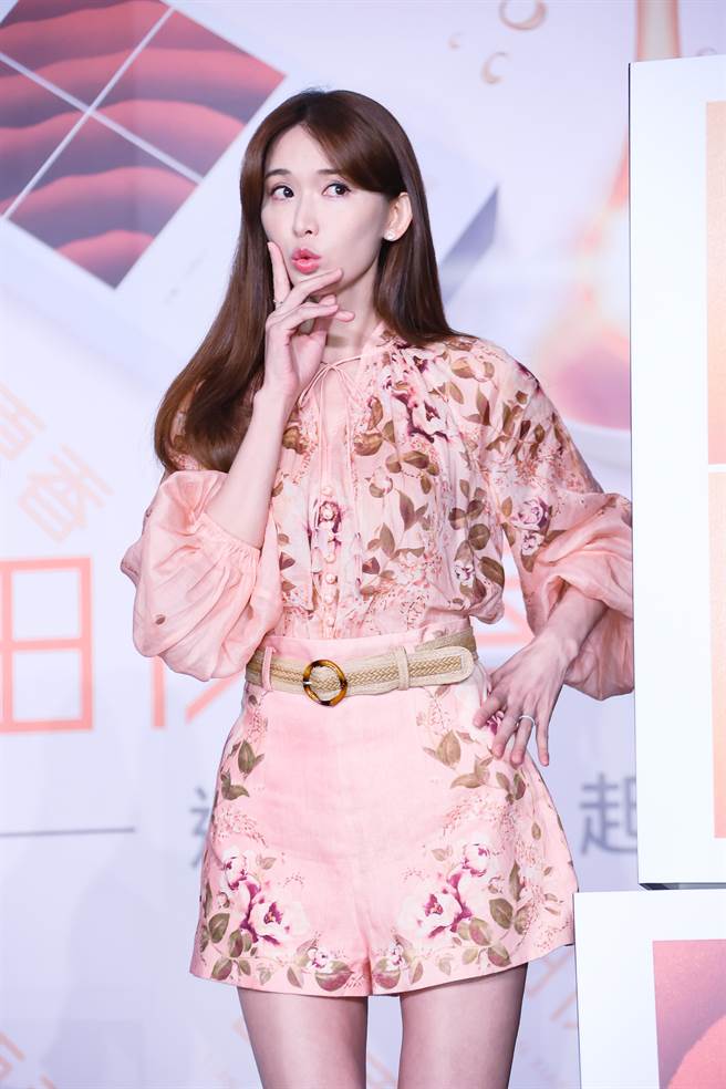 林志玲摆出嘟嘴姿势，相当俏皮可爱。（罗永铭摄）