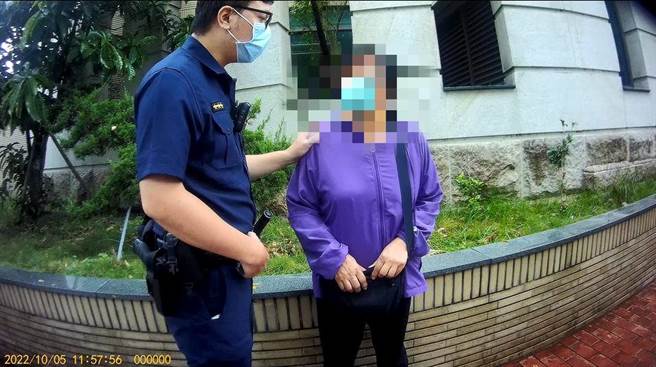 在5位警員及行員以1個小時馬拉松式的勸說下，並舉多例詐騙案件給李婦聽，成功打消李提領15萬的念頭。（保七第一大隊提供／吳佩蓉宜蘭傳真）