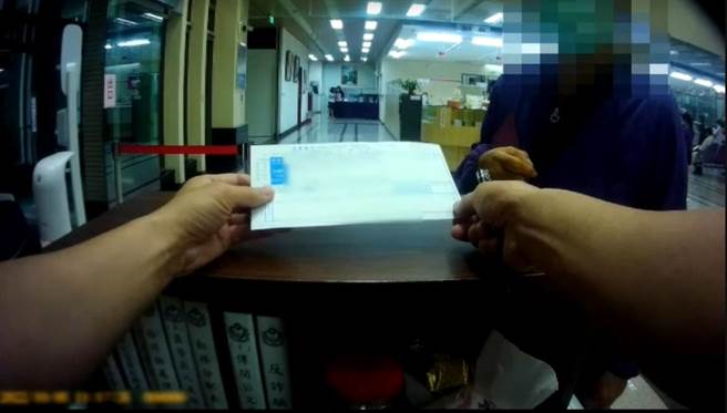 李婦10月5日上午11時至台銀宜蘭分行領款，因不識字不會填寫提款單，請派駐台銀的保七警幫忙。（保七第一大隊提供／吳佩蓉宜蘭傳真）