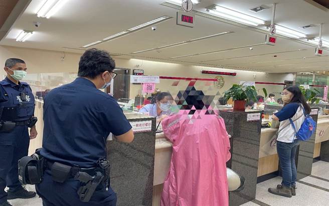 李姓婦人因接到詐騙集團假裝檢察官的電話，而至台銀提款。（保七第一大隊提供／吳佩蓉宜蘭傳真）