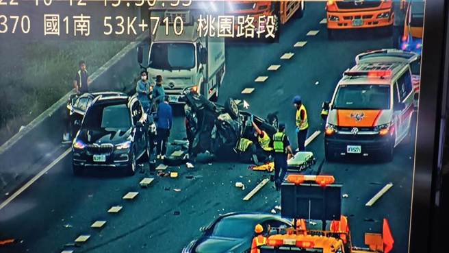 国1北上12车撞成一团，仅剩内车道通行，回堵10公里。(翻摄照片／蔡依珍桃园传真)
