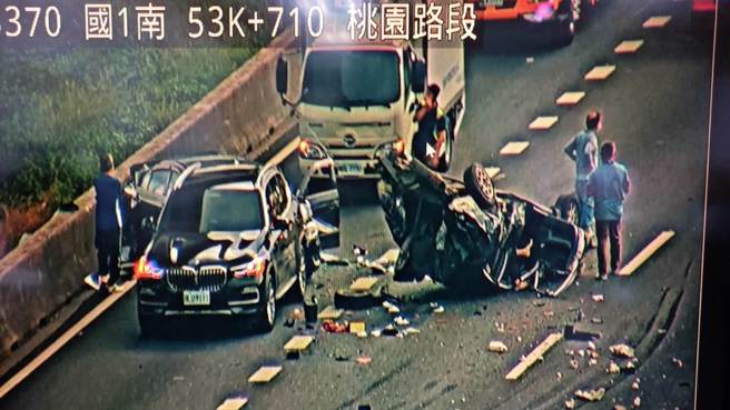 国1北上12车撞成一团，仅剩内车道通行，回堵10公里。(翻摄照片／蔡依珍桃园传真)
