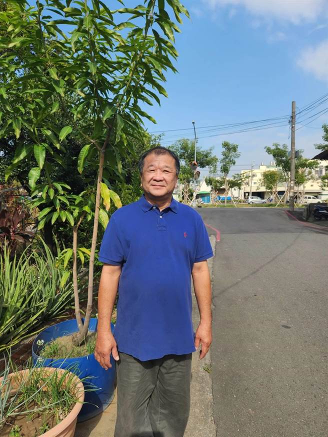 仁武区五和里里长许有长说，里民服务做得好，自然会受到肯定。(林雅惠摄)