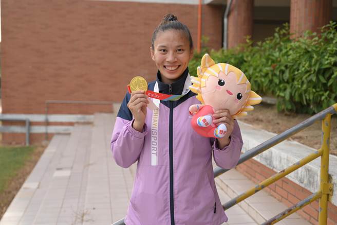 侯旻汶除在沙滩角力女子组自由式第六级拿下金牌，跨项目参加国术、柔术女子组格斗等赛事，也轻取夺牌，至今她个人已为嘉义县拿下1金1银2铜佳绩。（嘉义县政府提供∕吕妍庭嘉义传真）