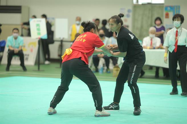 侯旻汶在女子组推手太极拳第3级赛中摘下铜牌。（嘉义县政府提供∕吕妍庭嘉义传真）