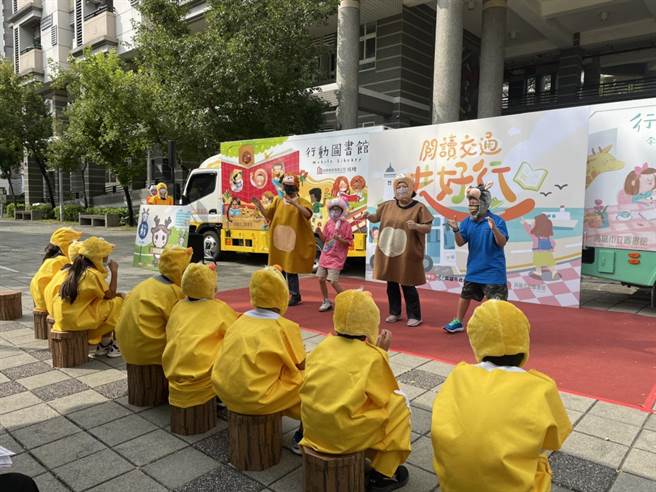 交通局与文化局携手推动「阅读交通共好行」计画。（洪靖宜摄）
