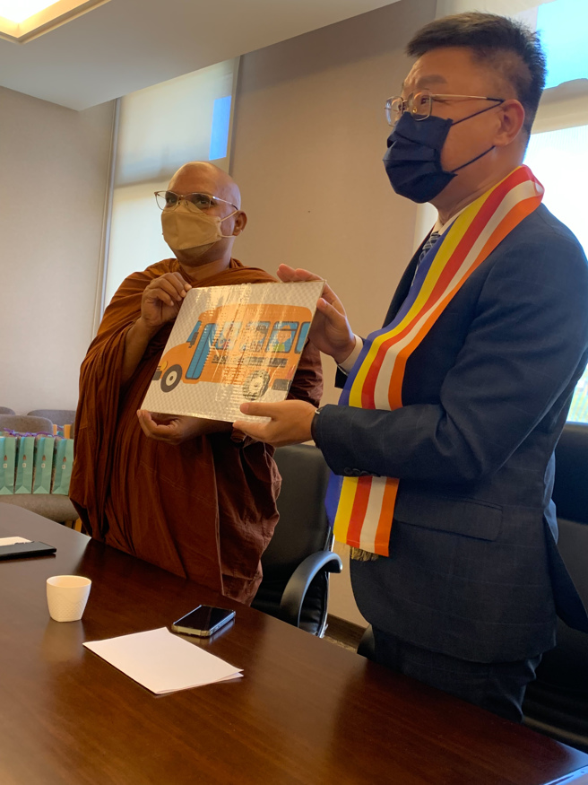简绍琦校长赠送校车（以图片代替实体）给法行校长。(照片/玄奘大学提供)