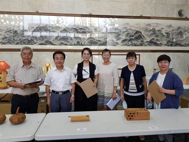 南投縣文化局舉辦竹藝產品開發競賽，公開評審。（南投縣政府提供／廖志晃南投傳真）
