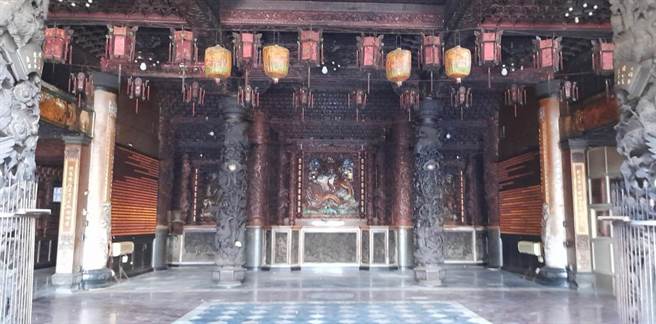 看见福海宫内部进行最后清空，许多信眾感到不舍。（徐耀德提供／蔡明亘桃园传真）