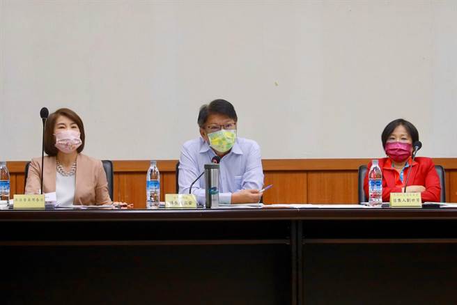 屏东交通建设进度缓慢，屏东县长潘孟安(中)忍不住怒了。(屏县府提供)