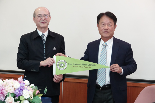 (左)何卓飛校長(右)陳文輝校長合影。(照片/佛光大學提供)