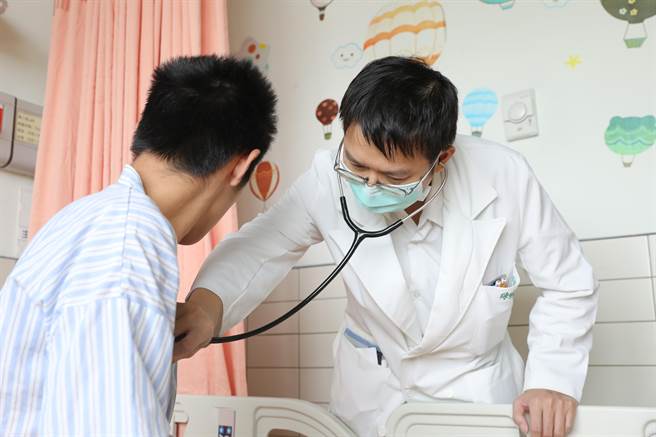 17歲少年小宇（化名）不慎在花蓮新城鄉七星潭落水，肺部除因嗆水引發「吸入性肺炎」，全身多處肌肉疼痛難耐更疑似發生「橫紋肌溶解症」，但兩者症狀治療方法衝突，經醫療團隊精準拿捏點滴輸液量及細心照護下，已健康出院。（花蓮慈濟醫院提供／羅亦晽花蓮傳真）