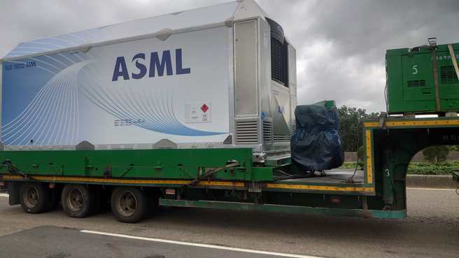 男子拍下印有「ASML」英文字的货车，并直呼「几十亿出发了哦！」。（翻摄自脸书爆废公社公开版）