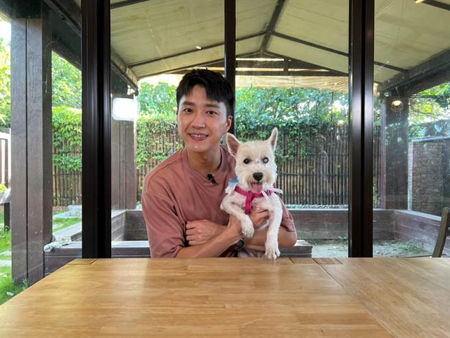 江宏杰带爱犬Dogi上节目。（TVBS提供）