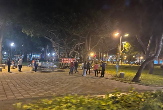 桃園市八德區大湳公園近幾個月的晚間時段，常出現歌友用擴音設備高歌，周邊住戶不堪其擾，頻頻向警察局、環保局陳情檢舉。（民眾提供／陳夢茹桃園傳真）