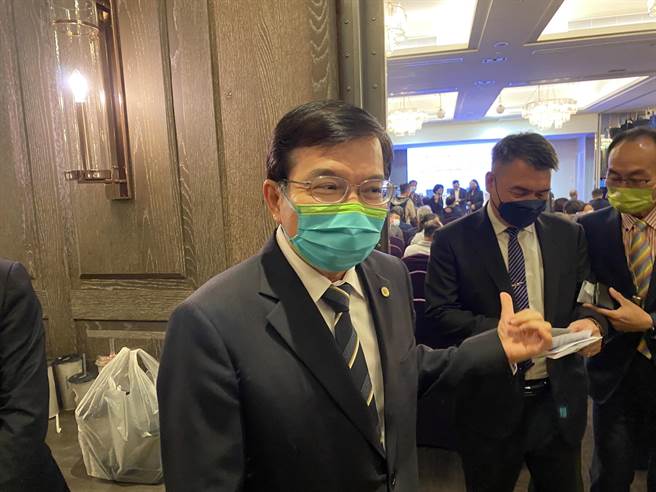 交通部長王國材指示觀光局明年全力衝刺來台旅客數量，並訂下2024年來台旅客恢復疫情前水準的目標。（陳祐誠攝）