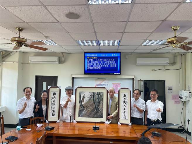 张正典热心助学，书画家林清境（左三）赠画致敬。（竹山高中提供／廖志晃南投传真）