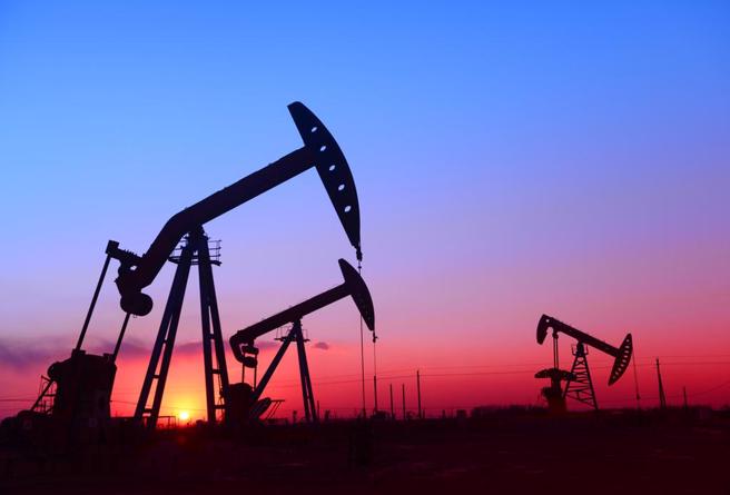 欧盟对俄油制裁，推升国际油价维持高檔，导致通膨居高不下。（示意图/达志影像/shutterstock）