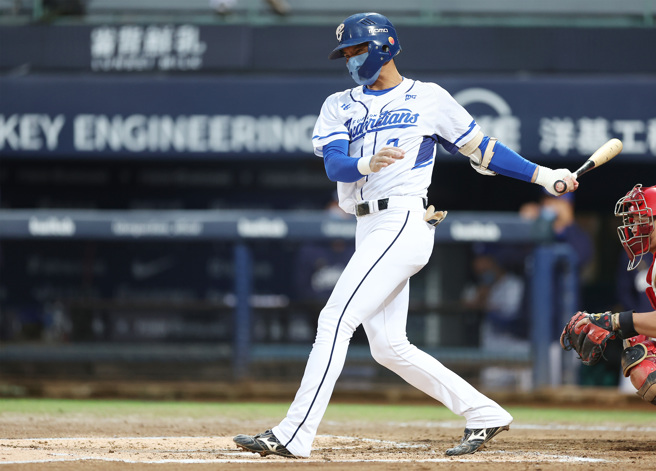 富邦悍将王胜伟首局首打席自打球打中左脚脚背，接着敲出三垒方向滚地球出局退场，经初步评估应是撞挫伤。（资料照，中央社）