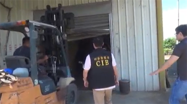 警方破門偵破製造私菸集團。（翻攝照片／高雄洪靖宜傳真）