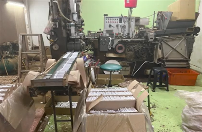 警方破門偵破製造私菸集團。（翻攝照片／高雄洪靖宜傳真）