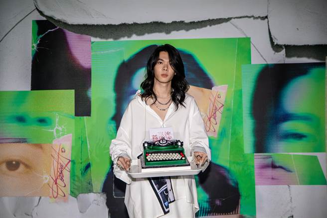 Hosea今舉辦聽歌會，唱片公司送上「打字機」翻糖蛋糕。（華納音樂提供）