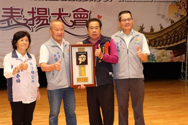 头份市珊湖里里长黄清和（右二）担任里长至今已逾24个年头，凡事亲力亲为深受里民肯定。（苗栗县政府提供／李京升苗栗传真）