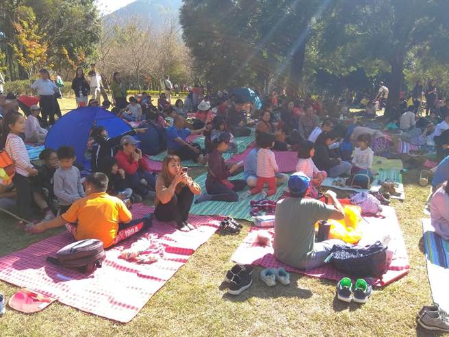 奥万大草地野餐音乐会十分受欢迎，游客在草地野餐、听音乐、看表演，感受山林美景与原民文化洗礼。（南投林管处提供／杨静茹南投传真）