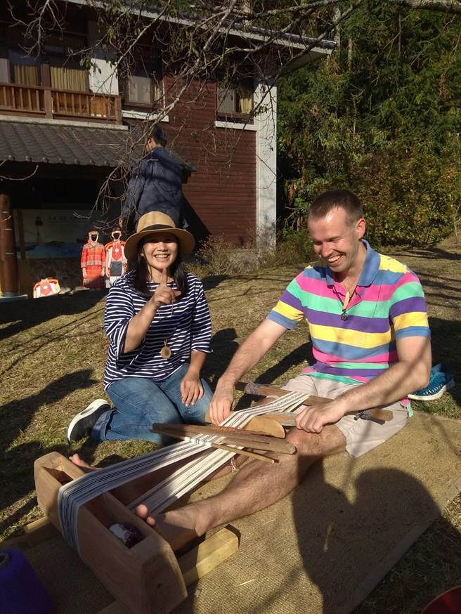 游客参加探索部落游程，可以体验原住民传统织布。（南投林管处提供／杨静茹南投传真）