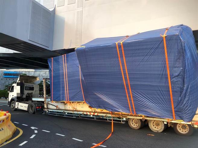 高雄市冈山区一辆曳引车12日下午疑似未注意限高，导致卡住捷运工程的钢制桥墩。（翻摄照片／林瑞益高雄传真）