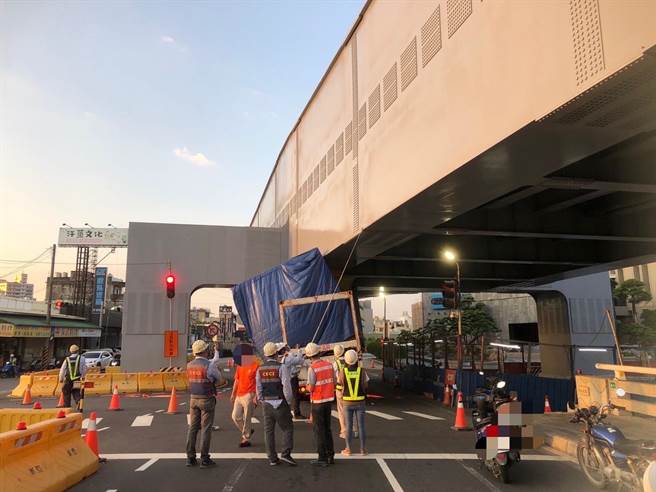 高雄市冈山区一辆曳引车12日下午疑似未注意限高，导致卡住捷运工程的钢制桥墩，图为车祸现场。（翻摄照片／林瑞益高雄传真）